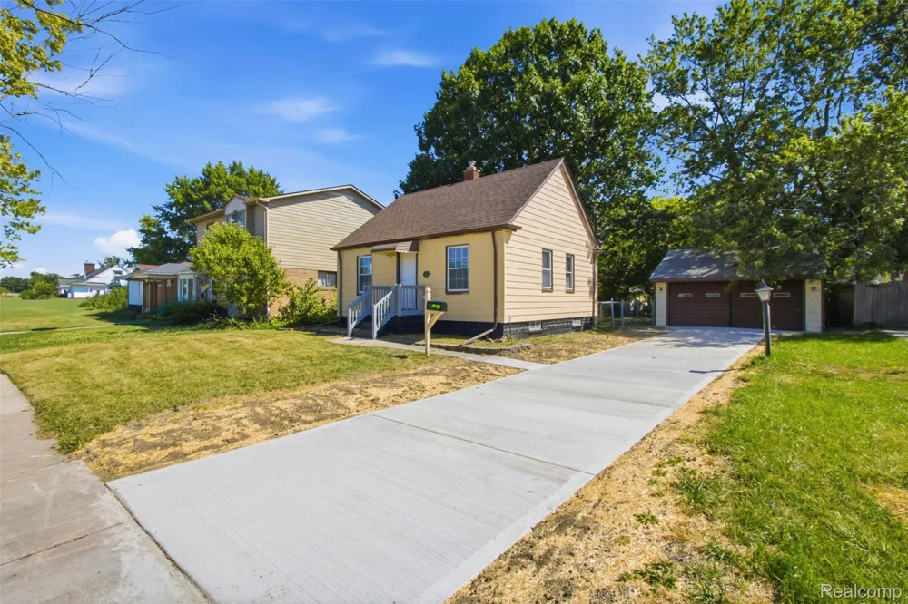 20600 Lennon Street Harper Woods City, MI 48225