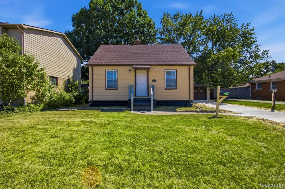 20600 Lennon Street Harper Woods City, MI 48225