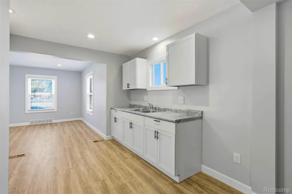 20600 Lennon Street Harper Woods City, MI 48225