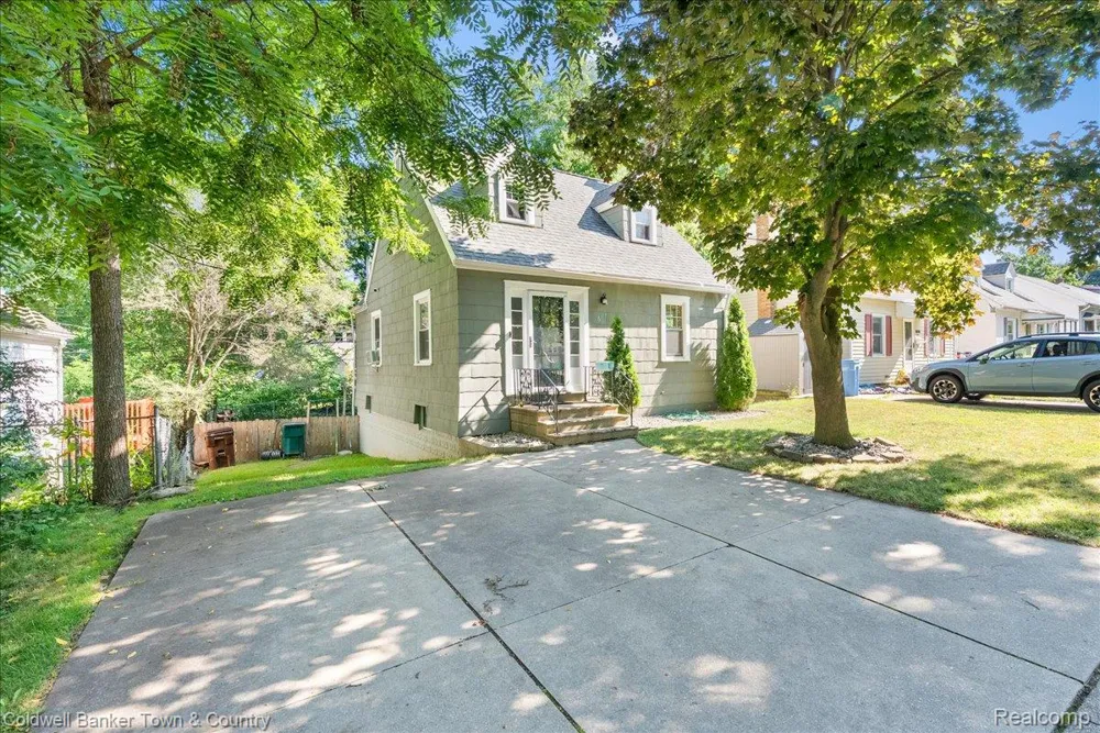 617 Irvington Avenue Lansing City, MI 48910
