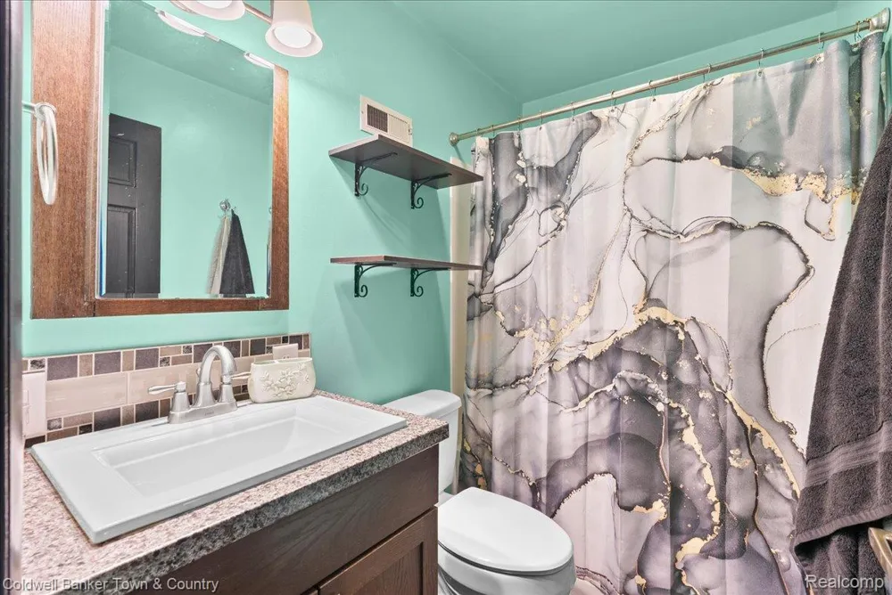 617 Irvington Avenue Lansing City, MI 48910