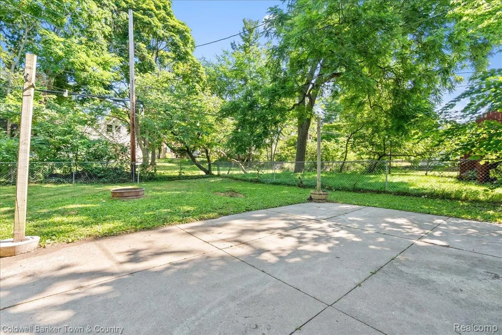 617 Irvington Avenue Lansing City, MI 48910