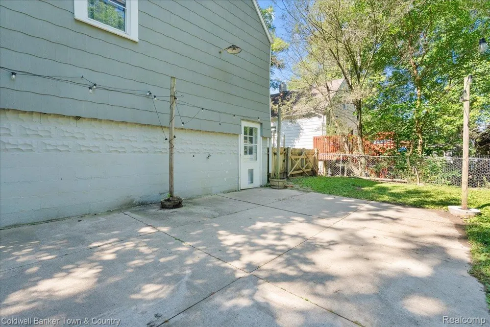 617 Irvington Avenue Lansing City, MI 48910