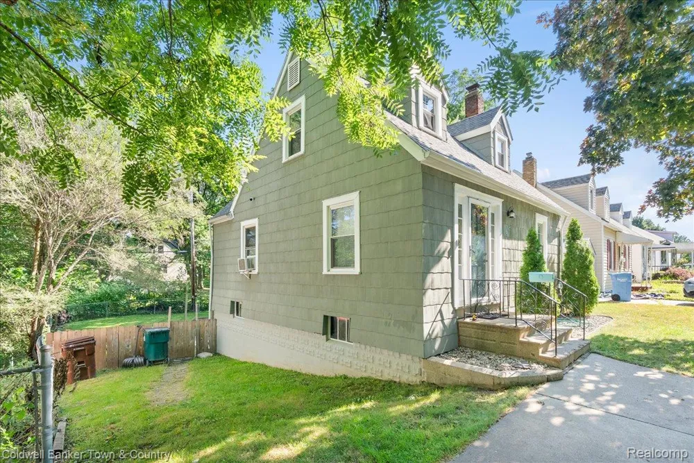 617 Irvington Avenue Lansing City, MI 48910