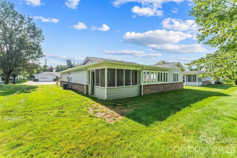 141 Derbyshire Drive Hendersonville, NC 28792