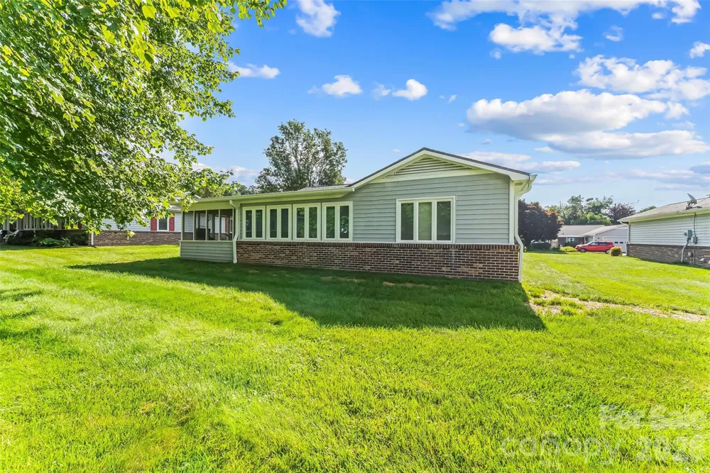 141 Derbyshire Drive Hendersonville, NC 28792