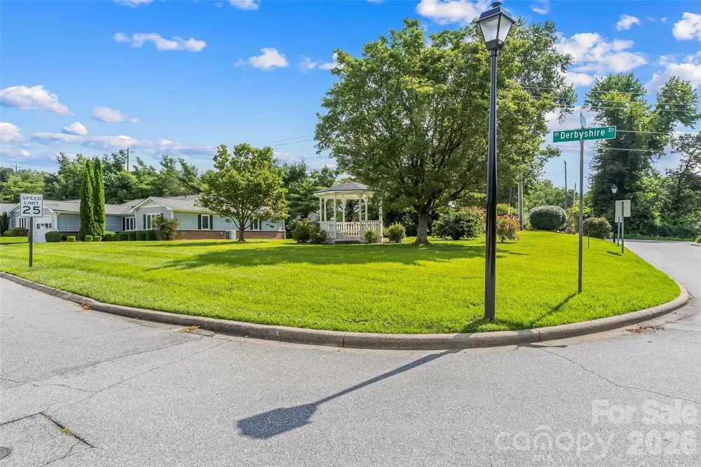 141 Derbyshire Drive Hendersonville, NC 28792