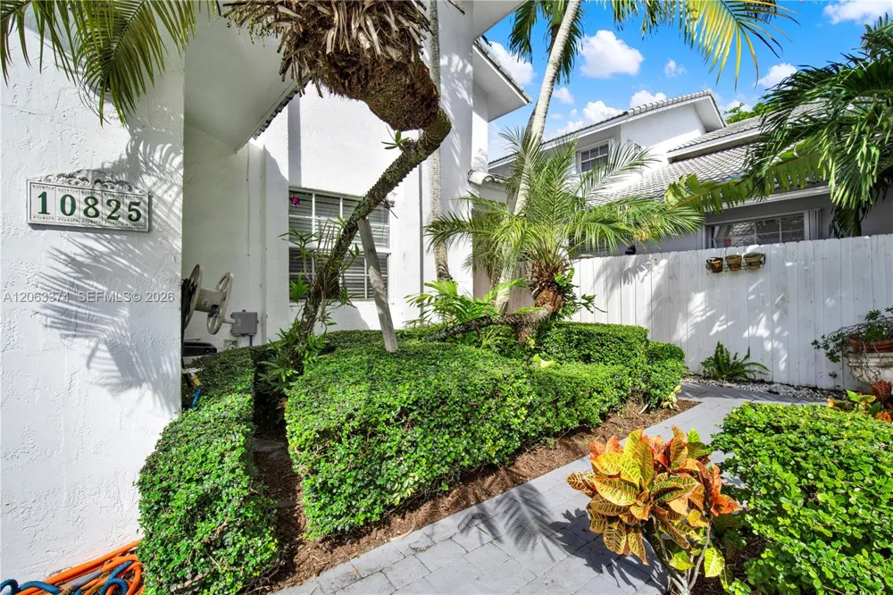 10825 SW 91st Ln Miami, FL 33176