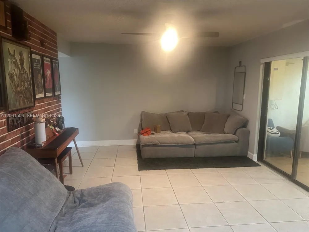 62 Spinning Wheel Ln Tamarac, FL 33319