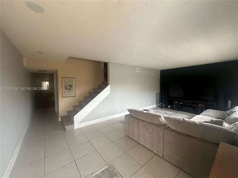 62 Spinning Wheel Ln Tamarac, FL 33319
