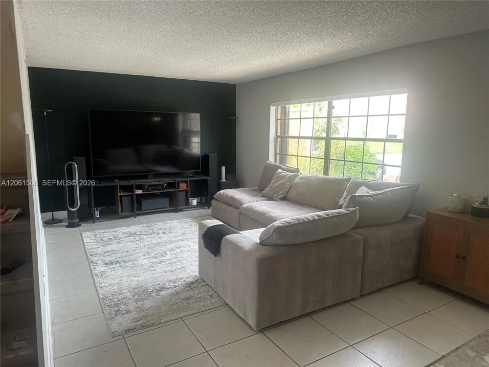 62 Spinning Wheel Ln Tamarac, FL 33319
