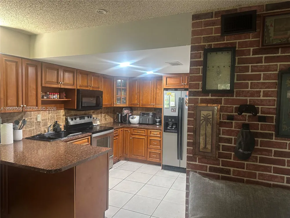 62 Spinning Wheel Ln Tamarac, FL 33319