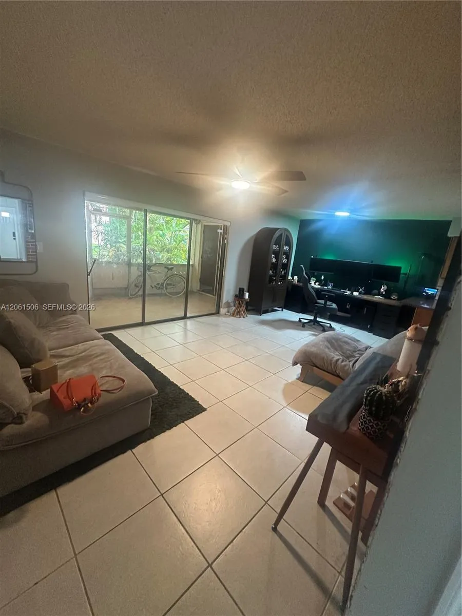 62 Spinning Wheel Ln Tamarac, FL 33319