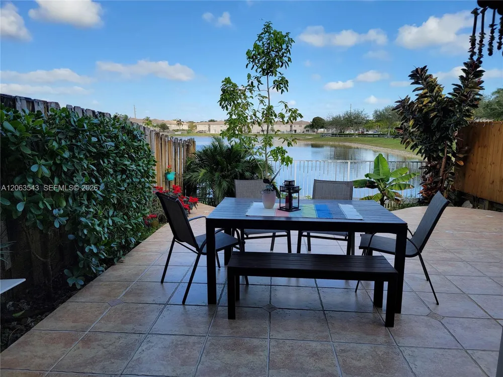 15375 SW 9th Way Miami, FL 33194