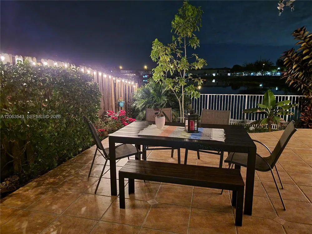15375 SW 9th Way Miami, FL 33194