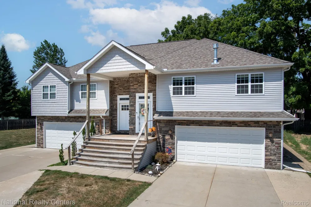 175 Whispering Pines Drive Fenton City, MI 48430