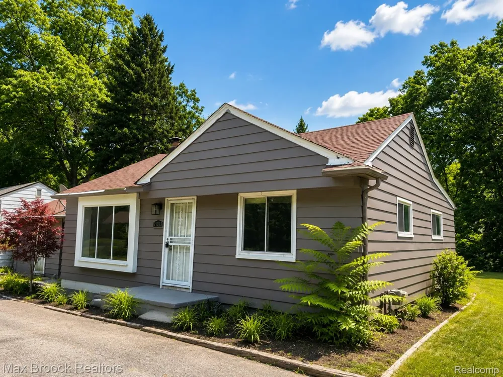 21613 Wallace Drive Southfield City, MI 48075
