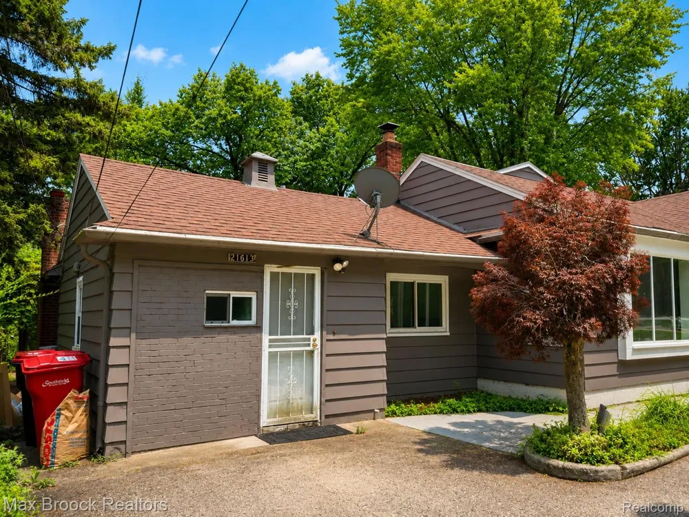 21613 Wallace Drive Southfield City, MI 48075