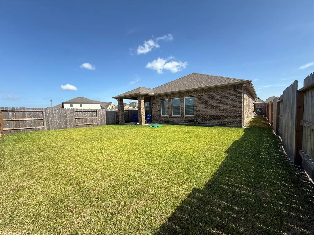 1951 Middle Pass Ln Angleton, TX 77515