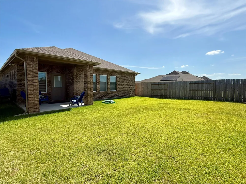 1951 Middle Pass Ln Angleton, TX 77515