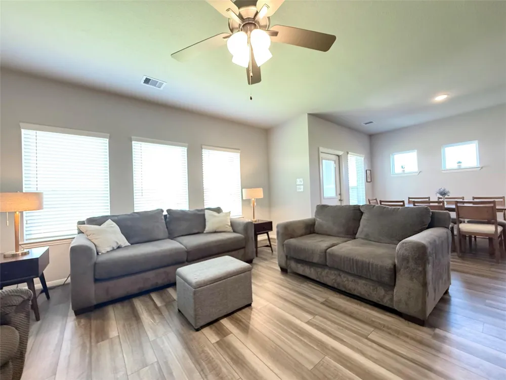 1951 Middle Pass Ln Angleton, TX 77515