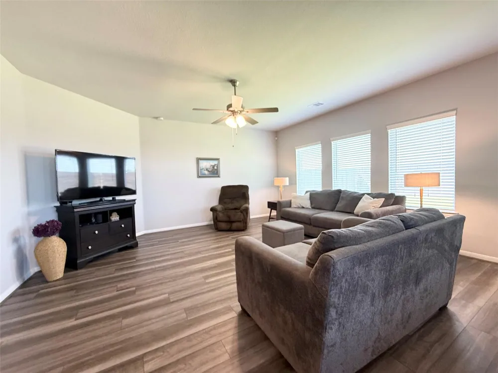 1951 Middle Pass Ln Angleton, TX 77515