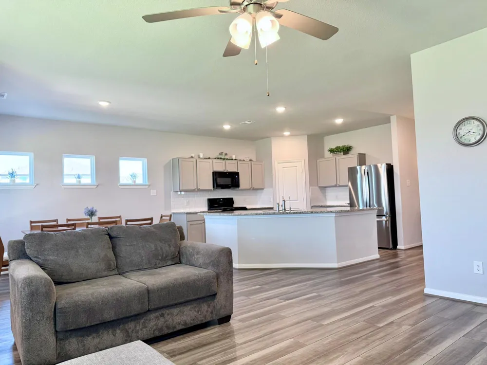 1951 Middle Pass Ln Angleton, TX 77515