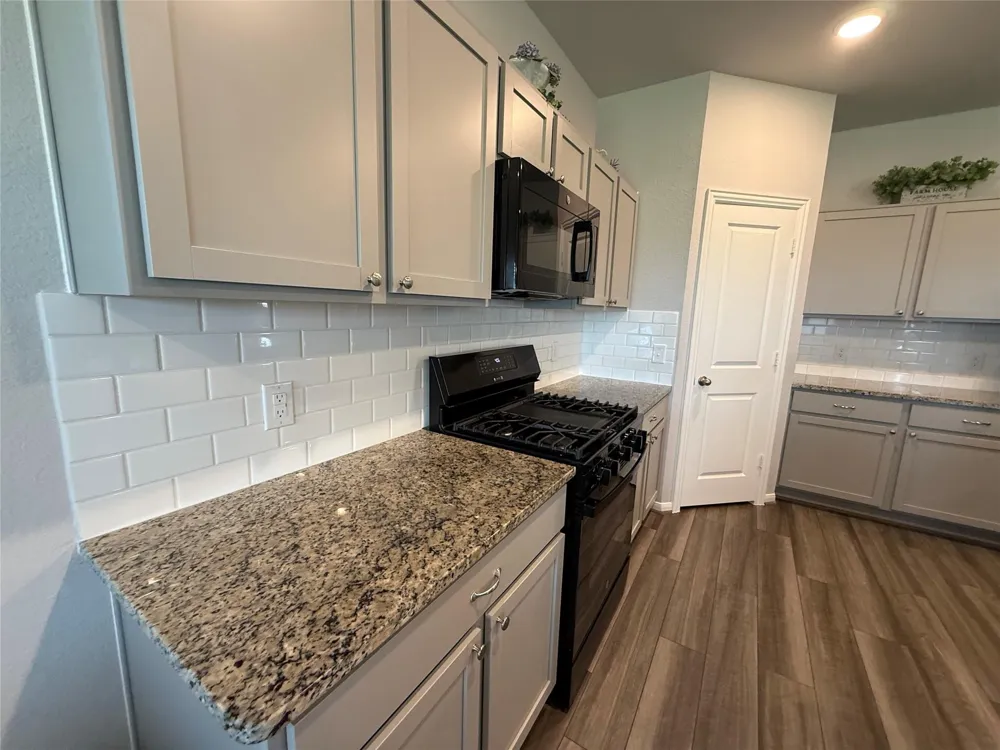 1951 Middle Pass Ln Angleton, TX 77515