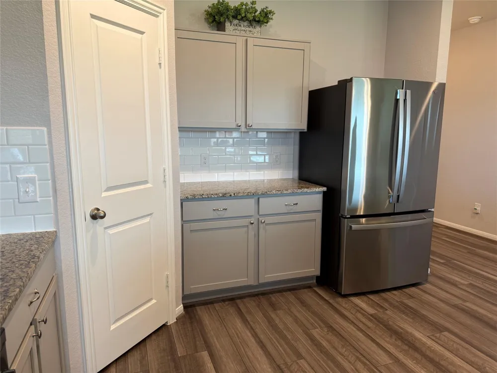 1951 Middle Pass Ln Angleton, TX 77515