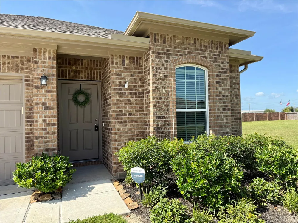 1951 Middle Pass Ln Angleton, TX 77515