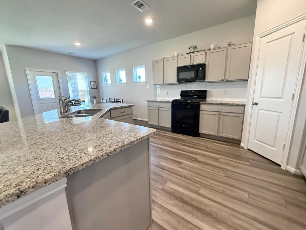 1951 Middle Pass Ln Angleton, TX 77515