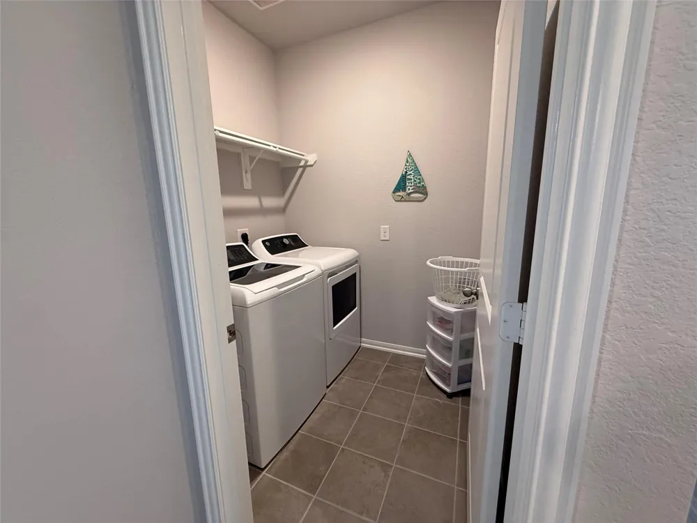 1951 Middle Pass Ln Angleton, TX 77515