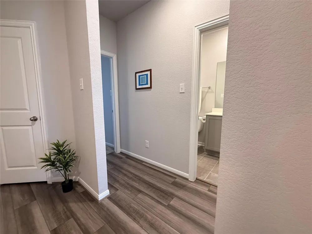 1951 Middle Pass Ln Angleton, TX 77515