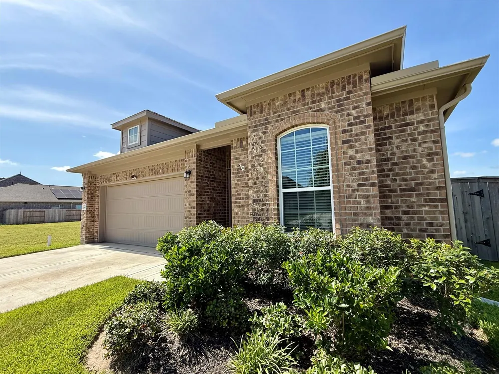 1951 Middle Pass Ln Angleton, TX 77515