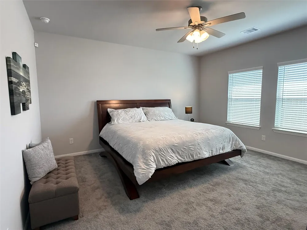 1951 Middle Pass Ln Angleton, TX 77515