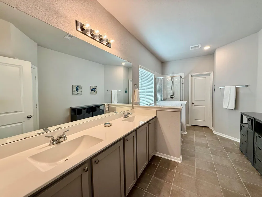 1951 Middle Pass Ln Angleton, TX 77515