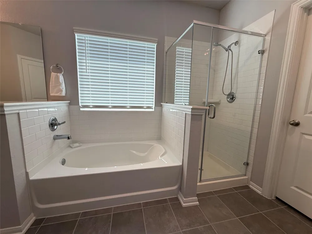 1951 Middle Pass Ln Angleton, TX 77515