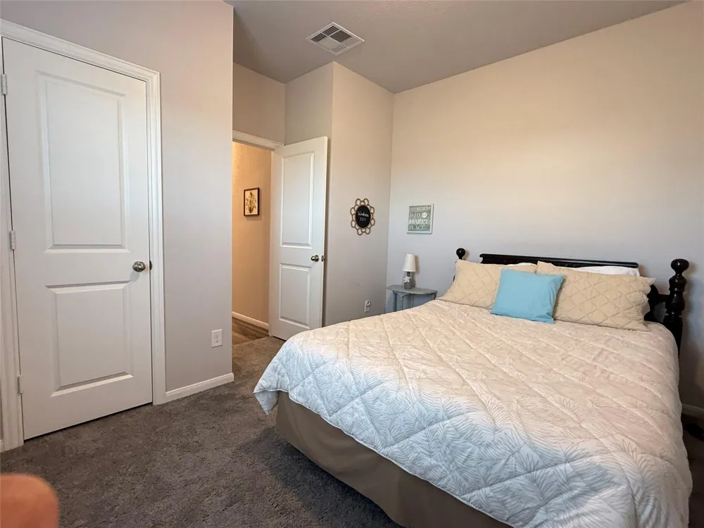 1951 Middle Pass Ln Angleton, TX 77515
