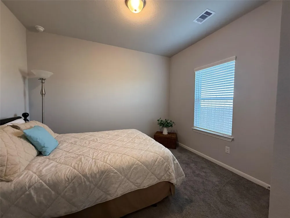 1951 Middle Pass Ln Angleton, TX 77515