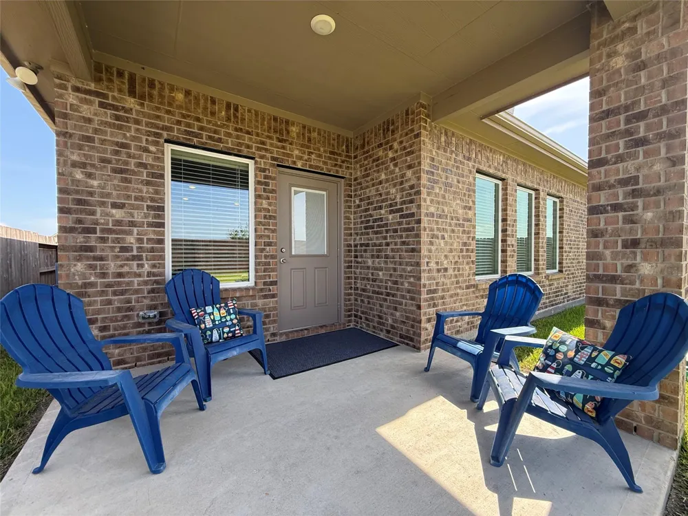 1951 Middle Pass Ln Angleton, TX 77515