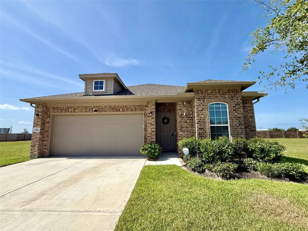 1951 Middle Pass Ln Angleton, TX 77515