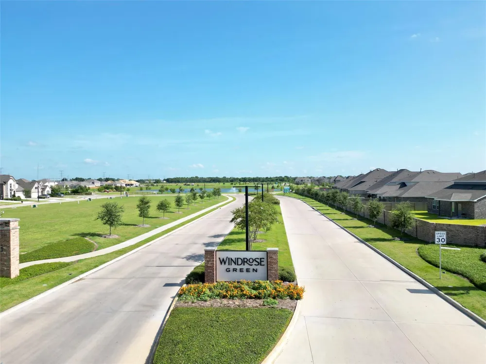 1951 Middle Pass Ln Angleton, TX 77515