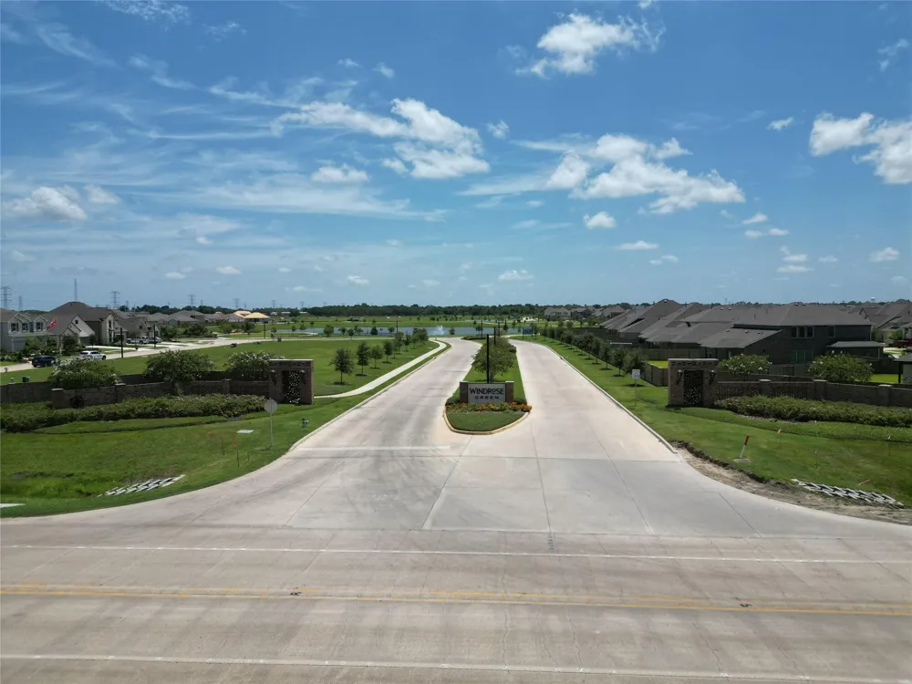 1951 Middle Pass Ln Angleton, TX 77515