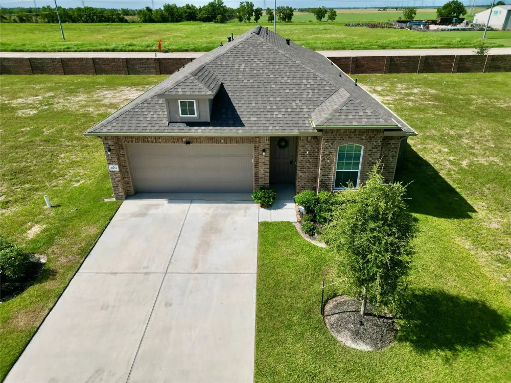 1951 Middle Pass Ln Angleton, TX 77515