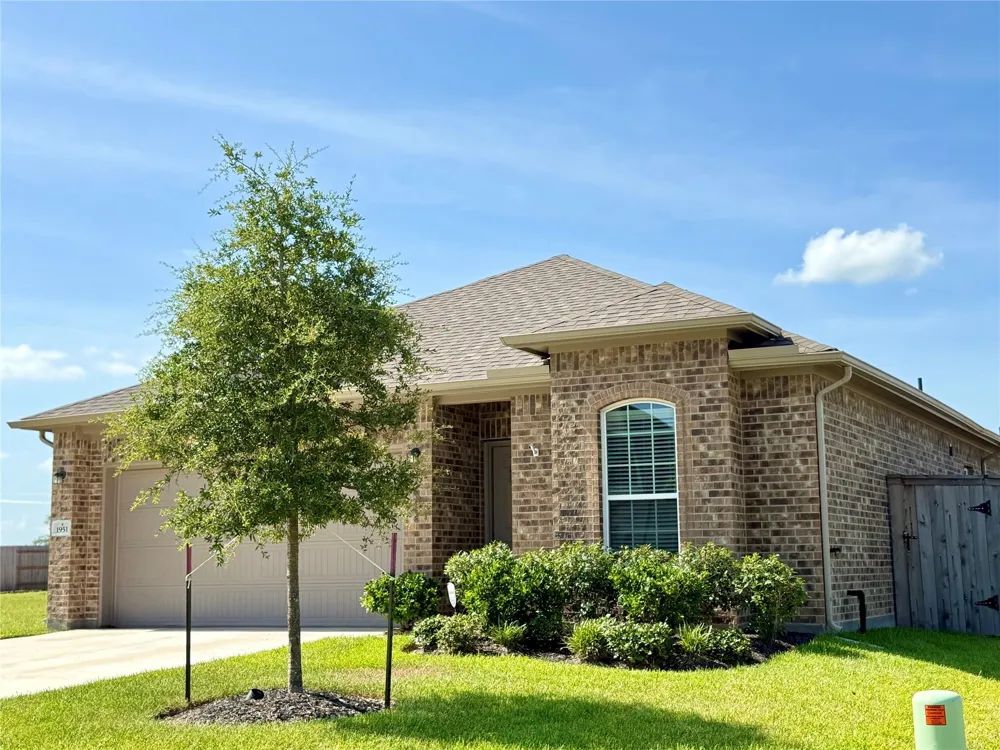 1951 Middle Pass Ln Angleton, TX 77515