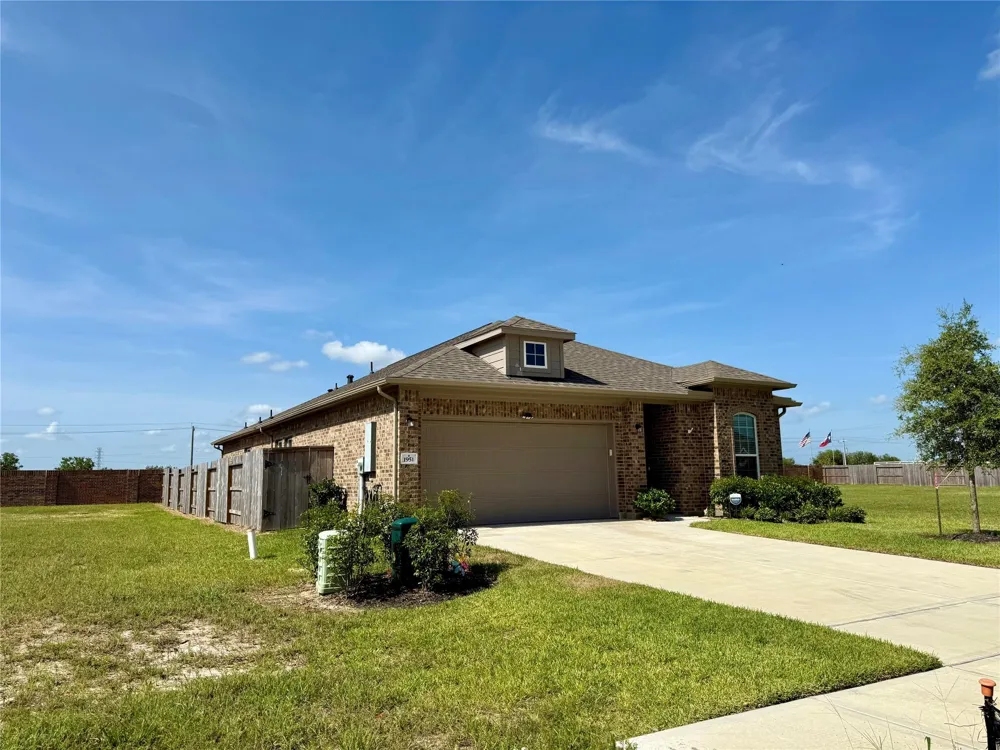 1951 Middle Pass Ln Angleton, TX 77515