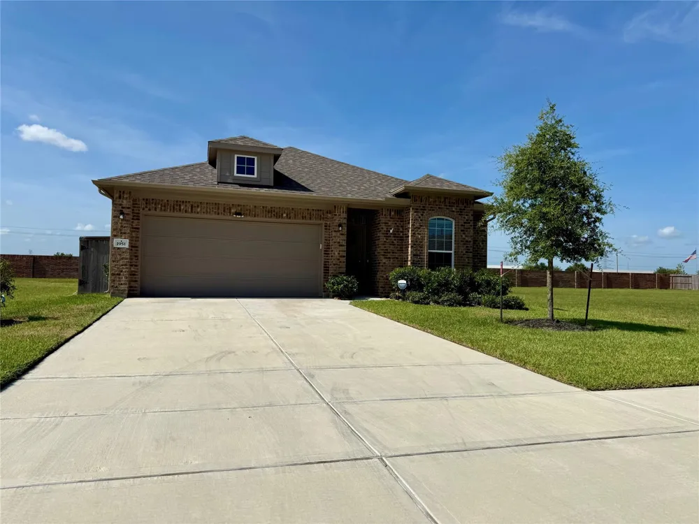 1951 Middle Pass Ln Angleton, TX 77515