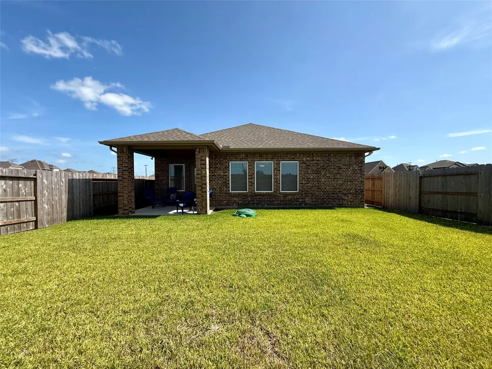 1951 Middle Pass Ln Angleton, TX 77515