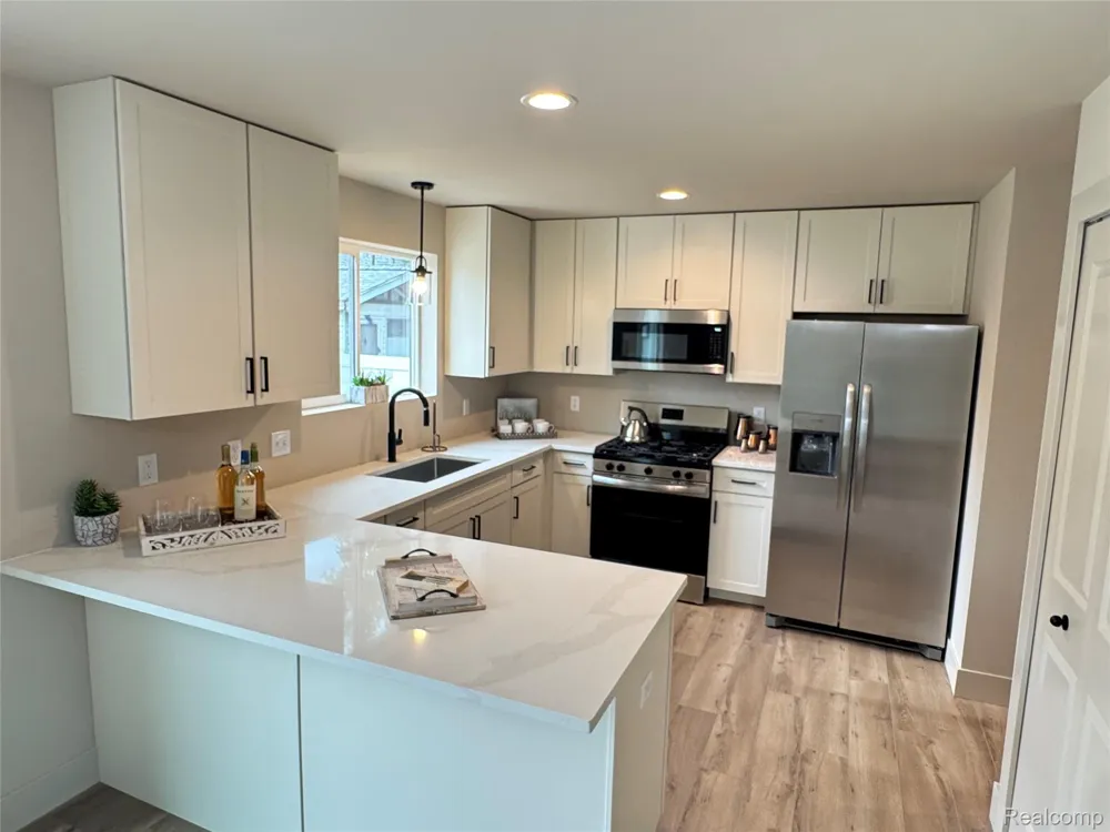 27305 GROVELAND AVENUE Madison Heights City, MI 48071
