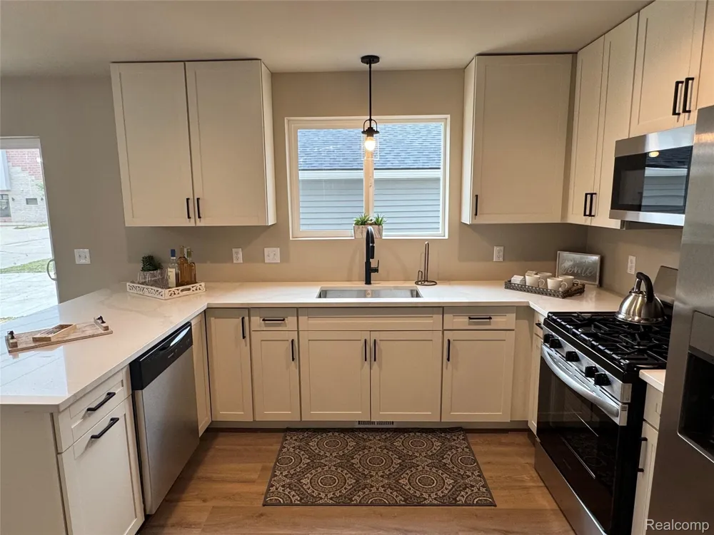 27305 GROVELAND AVENUE Madison Heights City, MI 48071